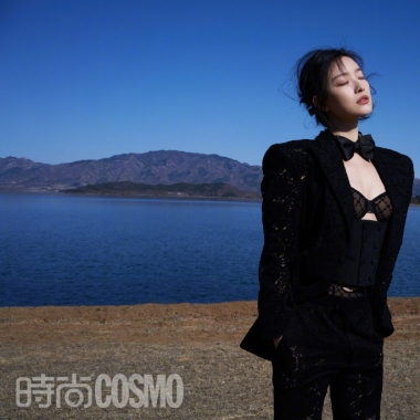 倪妮身穿华丽礼服在湖边摆Pose