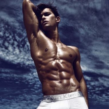 维秘大秀引燃内衣月 男模Lucas Garcez内裤大片