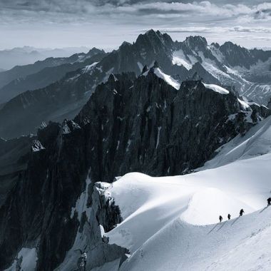 男人就要去征服！震撼心灵的登山场面