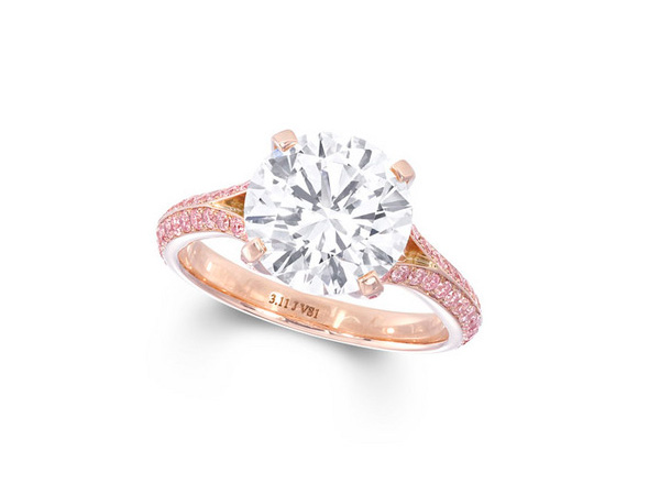 Legacy Setting - Graff 3.11 carat round diamond ring with pink diamond pave




格拉夫珠宝主席劳伦斯?格拉夫毕生对美钻的热爱，启发格拉夫设计出独特的钻石镶嵌订婚戒指，每一款也以他多年来经手处理过的传奇名钻命名，包括Paragon、Promise、Flame、 Legacy、Star Flower和Constellation。