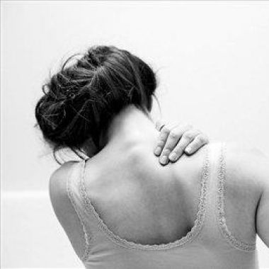 白领久坐肩背疼 六种方法放松肩背
