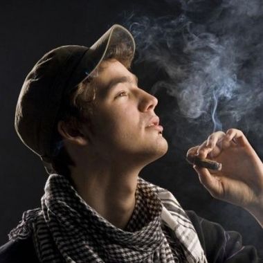 型男护肤准则 请先远离烟草！