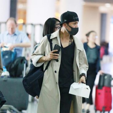 <b>陈坤长风衣机场凹造型 休闲帅气宛如画中美少年</b>