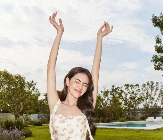 鲜花盛放的春夏交接之际，穿搭也要“花里胡哨”