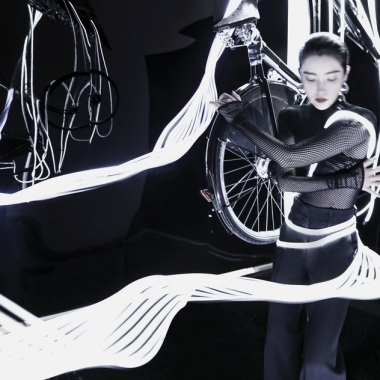 李冰冰登上《时尚先生》开年封面 赛博朋克大片呼吁环保
