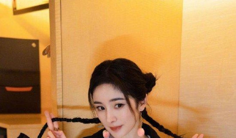 杨幂双丸子麻花辫造型俏皮可爱 白色涂鸦打底T恤童趣满满