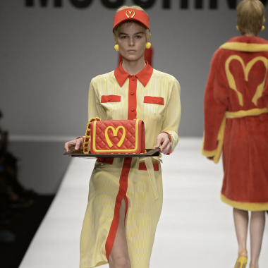 时尚界最敢玩的设计师离开Moschino，任内作品屡屡引人发问：“这就是时尚？”